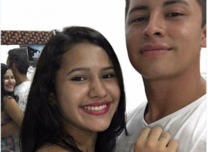 viral photo, couple's creepy selfie