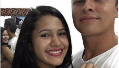 viral photo, couple's creepy selfie