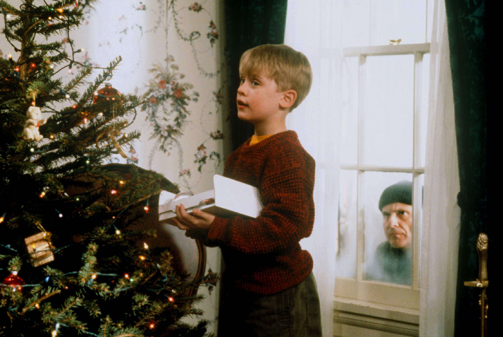 Kevin McCallister decorating the Christmas tree.