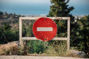 Sign that restricts entry. Photo by Dim Hou. Via Unsplash.com