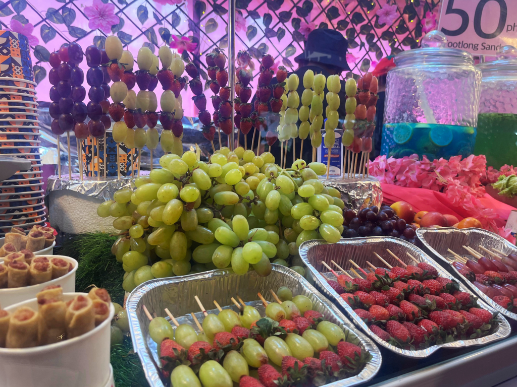 Tanghulu fruits on display